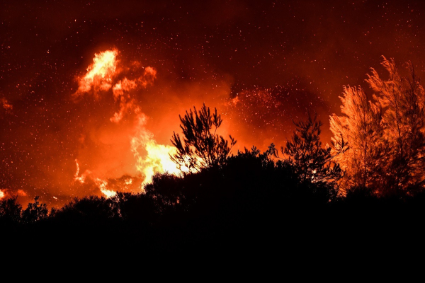 Ανεξέλεγκτη η φωτιά στη Ρόδο: Εκκενώνεται το χωριό Λάερμα - Τεράστιο το πύρινο μέτωπο