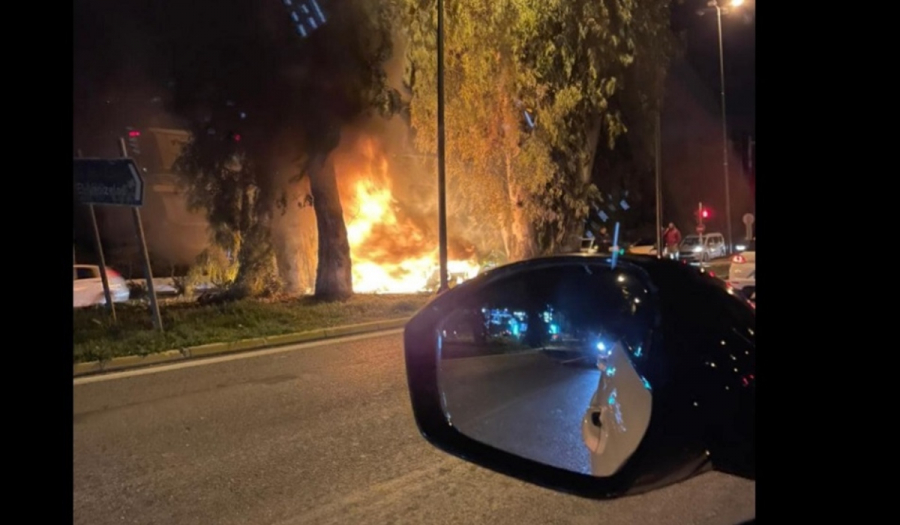 Σοκαριστικό τροχαίο στη Βούλα: Ferrari καρφώθηκε σε δέντρο και τυλίχθηκε στις φλόγες (Βίντεο)