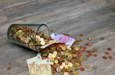 Κοινωνικό μέρισμα: Πώς βγαίνουν ποσά 700 ευρώ σε κάθε δικαιούχο