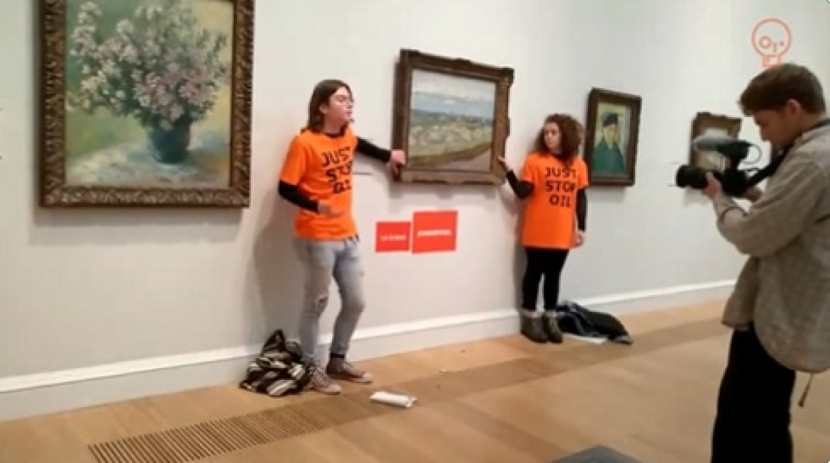 Ακτιβιστές κόλλησαν τα χέρια τους σε πίνακα του Van Gogh (Βίντεο)
