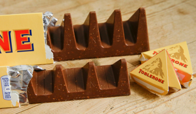 Toblerone: Αλλάζει συσκευασία η εμβληματική σοκολάτα - Γιατί αφαιρείται το βουνό Μάτερχορν