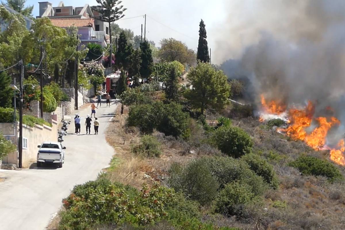 Κεφαλονιά: Κοντά σε σπίτια η φωτιά - Μάχη με τις φλόγες (Βίντεο)