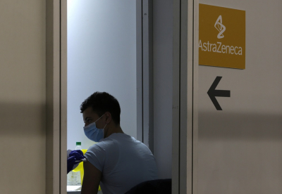 AstraZeneca: Αναστέλλεται η χορήγηση του εμβολίου στην Ολλανδία για τους κάτω των 60 ετών
