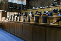 Διακόπηκε η δίκη για το Μάτι: Δεν χωρούσαν στην αίθουσα οι δικηγόροι - «Ντροπή», φώναζαν οι συγγενείς