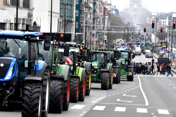Τα τρακτέρ επιστρέφουν στις Βρυξέλλες - Κλείνουν τελωνεία οι Έλληνες αγρότες