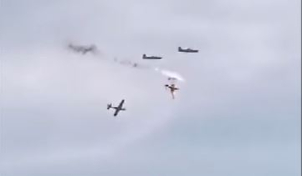 Σοκαριστικό βίντεο από την Κολομβία: Μαχητικά συγκρούονται στον αέρα - Νεκρός ένας πιλότος