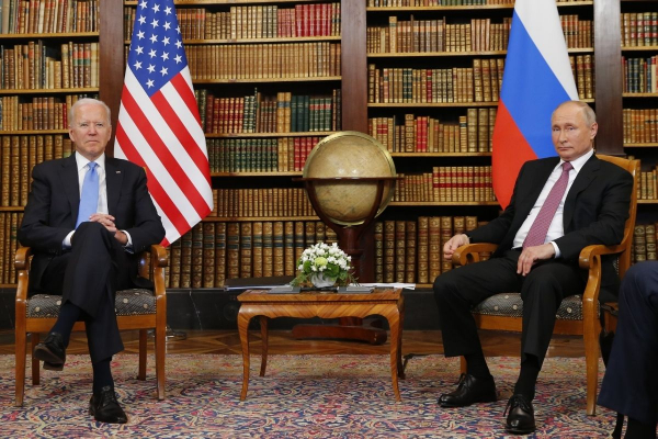 Συνάντηση Μπάιντεν - Πούτιν με μεσολάβηση Μακρόν για εκτόνωση της κρίσης στην Ουκρανία