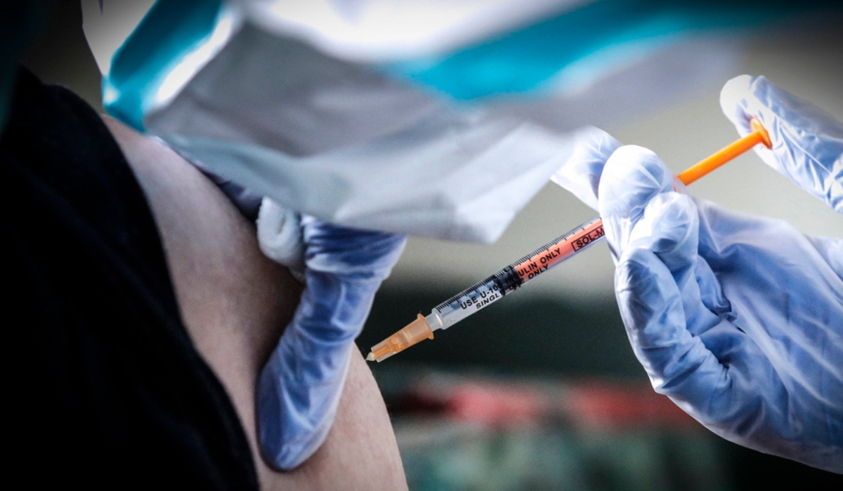 Τρίτη δόση εμβολίου: «Πρέπει να αποφασίσουμε με βάση την επιστήμη», λέει ο Μπουρλά