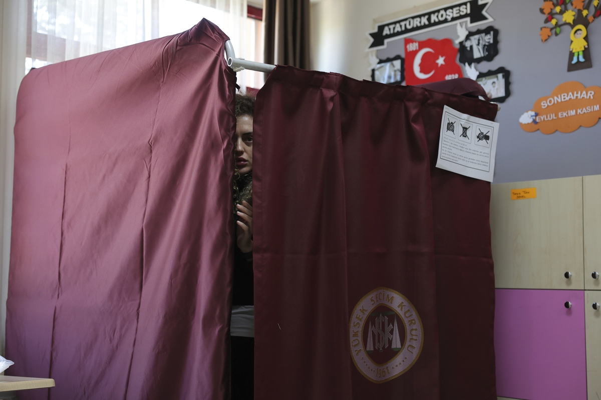 Εκλογές Τουρκία: Το κλίμα στις κάλπες – Τι μεταδίδει από την Κωνσταντινούπολη ο Guardian