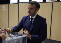 Για «πύρρειο νίκη» του Μακρόν μιλούν τα γαλλικά ΜΜΕ - Μόνο 1 στους 4 τον ψήφισε