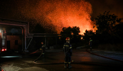 Νύχτα τρόμου στην Αττική: Στο έλεος της φωτιάς Βαρυμπόμπη, Τατόι, Θρακομακεδόνες, Κηφισιά - Καίγονται σπίτια