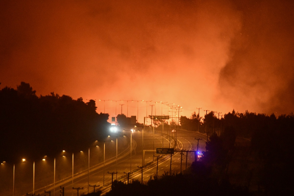 Κόλαση φωτιάς σε Καπανδρίτι, Άγιο Στέφανο: Τρομακτικά φωτογραφικά ντοκουμέντα από τα διόδια