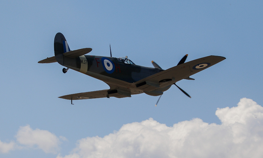 Το θρυλικό αεροπλάνο Spitfire στον ουρανό της Αθήνας