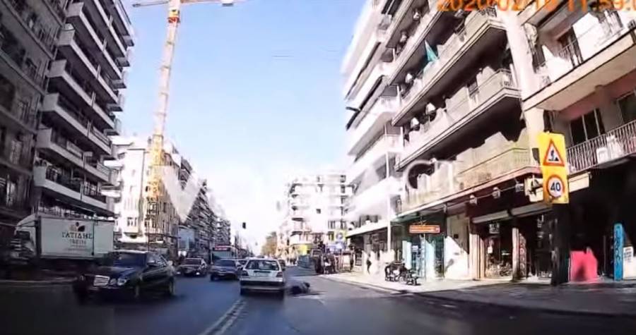 Τρομακτικό τροχαίο στην Θεσσαλονίκη: Αυτοκίνητο πετά στον αέρα γυναίκα (video)