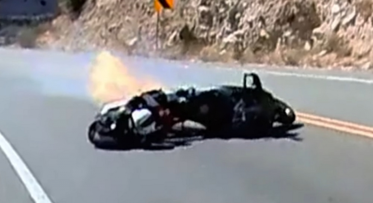 Maxwrist: Νέο συγκλονιστικό τροχαία, πήρε φωτιά η μοτοσυκλέτα (Βίντεο)