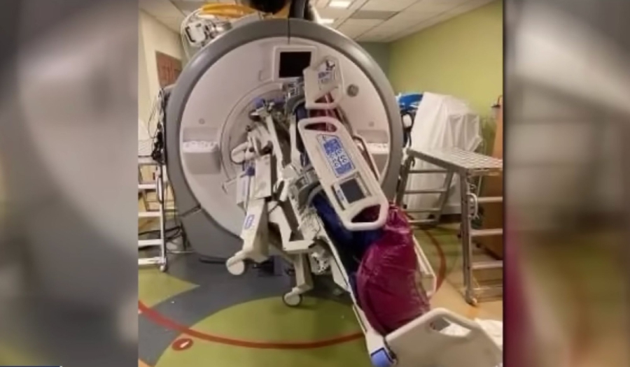 Ατύχημα σοκ με μαγνητικό τομογράφο: Νοσηλεύτρια καρφώθηκε στο μηχάνημα λόγω έλξης κρεβατιού