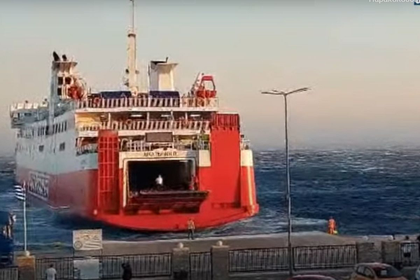 Τήνος: Πλοίο δίνει «μάχη» με τα κύματα και τους ανέμους για να «δέσει» στο λιμάνι (Βίντεο)