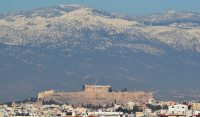 Κακοκαιρία Carmel: Πώς φαίνονται από την Αθήνα οι χιονισμένες κορυφές