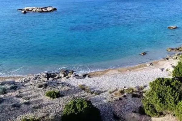 Πώς θα πάτε στη μυστική παραλία κάτω από το ακριβότερο σπίτι της Ελλάδας