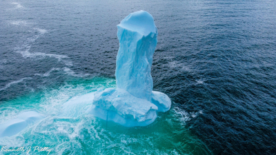 Καναδάς: Εντοπίστηκε τεράστιο παγόβουνο σε σχήμα πέους (εικόνες)