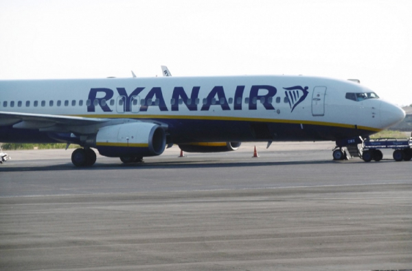 Ryanair: Μειώνει δρομολόγια - Κλείνει τη βάση στην Αθήνα τον χειμώνα