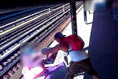 Μετρό Νέας Υόρκης: Άγνωστος έπιασε γυναίκα και την έριξε στις ράγες του συρμού