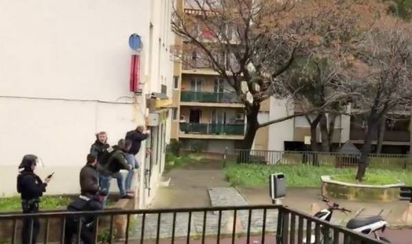 Πανικός στη Γαλλία από ένοπλο που άνοιξε πυρ σε περαστικούς