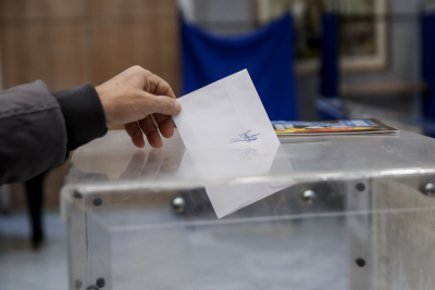Τρεις δημοσκοπήσεις καταγράφουν σημαντικές απώλειες της ΝΔ από το ΚΙΝΑΛ του Νίκου Ανδρουλάκη