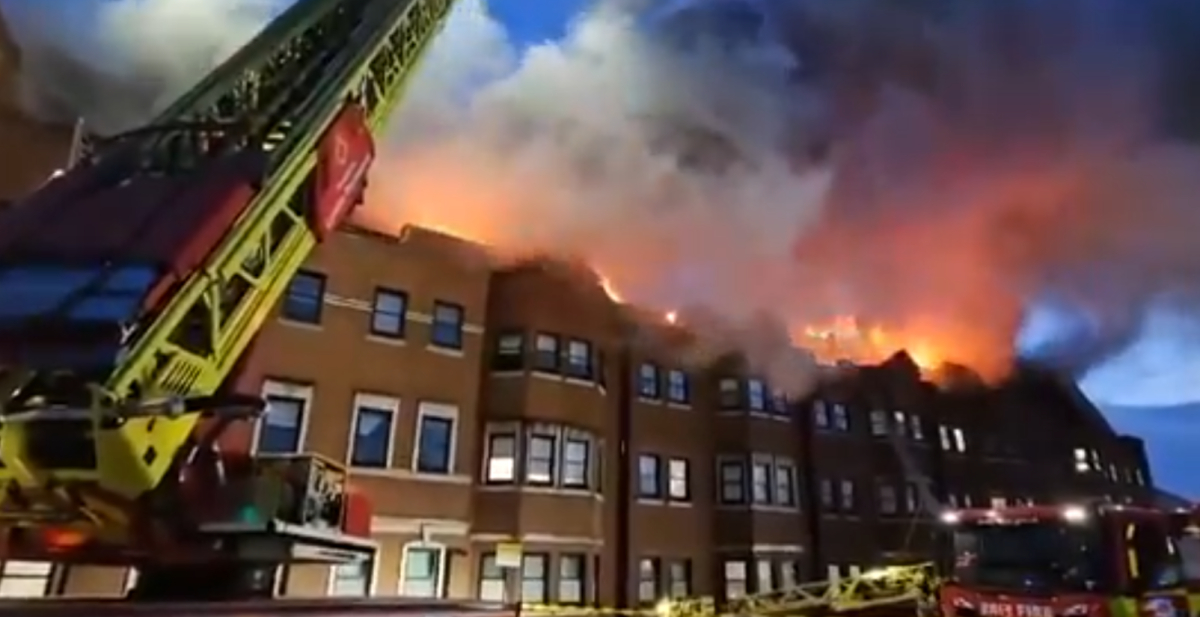 Μεγάλη φωτιά στο Λονδίνο - Καταστράφηκε ολοσχερώς οροφή κτηρίου (βίντεο)