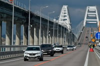 Άνοιξε η γέφυρα της Κριμαίας - Μια μέρα πριν την επέτειο της ρωσικής εισβολής στην Ουκρανία