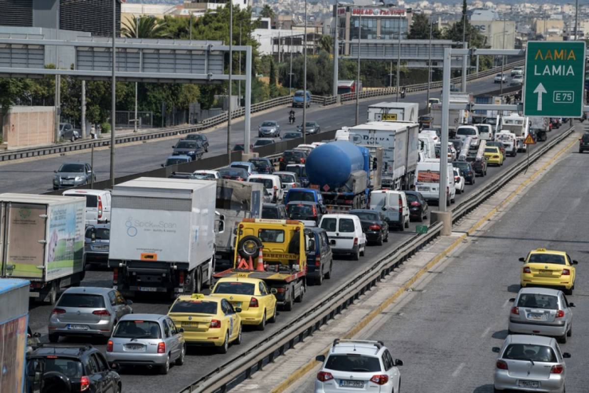 Κίνηση στους δρόμους: Ουρές χιλιομέτρων στην Αθηνών - Λαμίας από ανατροπή φορτηγού