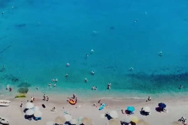 Η άγνωστη παραλία δίπλα στην Αθήνα με 4,9 αστέρια στο Google (Βίντεο)