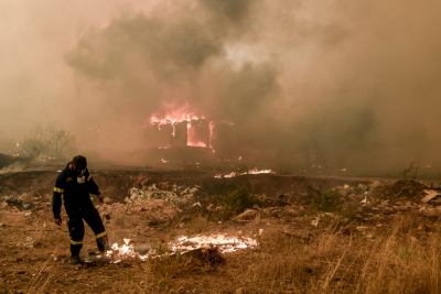 Δραματικές ώρες στα Βίλια Αττικής - Πού βρίσκεται τώρα η γιγαντιαία φωτιά