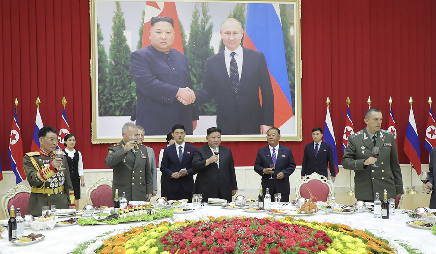 Ο Κιμ Γιονγκ Ουν συζήτησε τη συνεργασία στον τομέα της άμυνας και της ασφάλειας με ρωσική αντιπροσωπεία