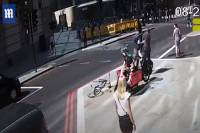 Ποδηλάτης έριξε κουτουλιά σε πεζό που πέρασε με κόκκινο