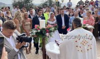 Κόνι Μεταξά - Μάριος Καπότσης: Παντρεύτηκαν με έξι κουμπάρους στα Χανιά