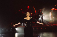 Ανησυχία για την υγεία της Adele - Δεν μπορούσε να περπατήσει στη σκηνή