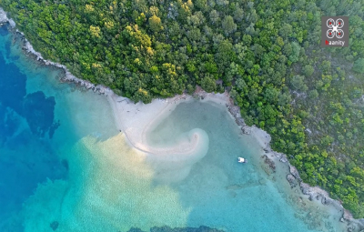 Σύβοτα, Διαπόρι: Η παραλία με παράξενο σχήμα, που μπορείς να επιλέξεις θερμοκρασία νερού
