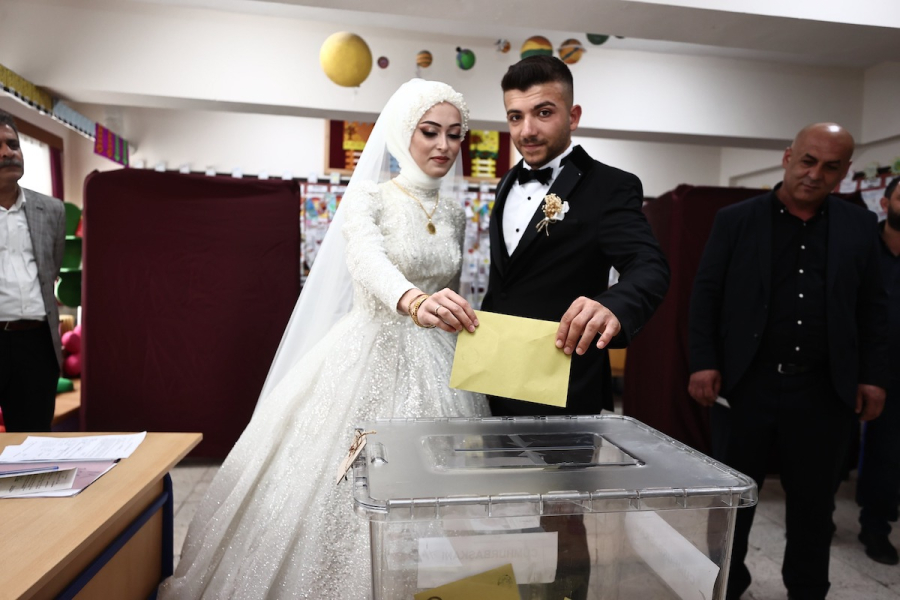 Εκλογές στην Τουρκία: Πήγαν να ψηφίσουν με το νυφικό και το γαμπριάτικο κοστούμι