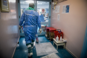 «Ασφυξία» στα νοσοκομεία: Πάνω από 100 οι διασωληνωμένοι εκτός ΜΕΘ