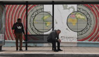 «Ευρω-μαυρίλα» για τους Έλληνες: Το 86% δυσκολεύεται να πληρώσει τους λογαριασμούς