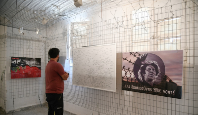 Μίκης Θεοδωράκης: Φόρος τιμής από κόσμο στο κελί στις φυλακές Ωρωπού