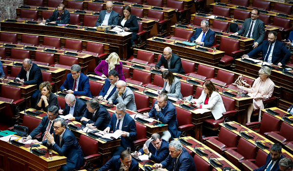 O ΣΥΡΙΖΑ επιμένει σε εκλογές, διορθώνει τα περί «κοκορομαχίας» στη Βουλή
