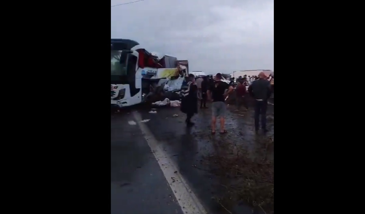 Τραγωδία στην Τουρκία: Πολύνεκρη καραμπόλα με λεωφορείο, φορτηγό και αυτοκίνητα