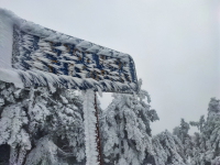 Χιόνι στην Πάρνηθα: Κλειστός ο δρόμος λόγω παγετού