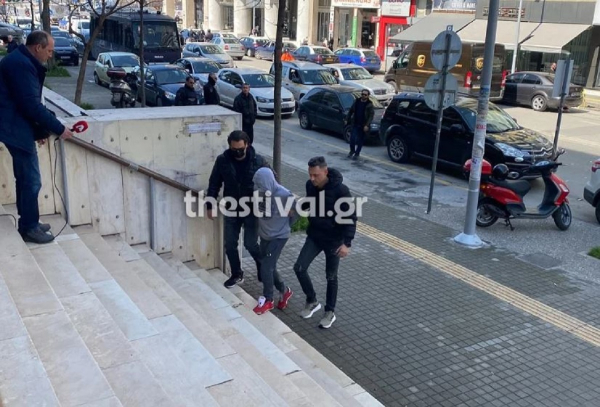 Θεσσαλονίκη: Με κουκούλα στην ανακρίτρια ο απόστρατος που κλειδώθηκε με τα παιδιά του στο αυτοκίνητο