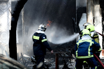 Έκρηξη και φωτιά σε κατάστημα στην Αχαρνών - Ένας τραυματίας (Βίντεο, φωτογραφίες)