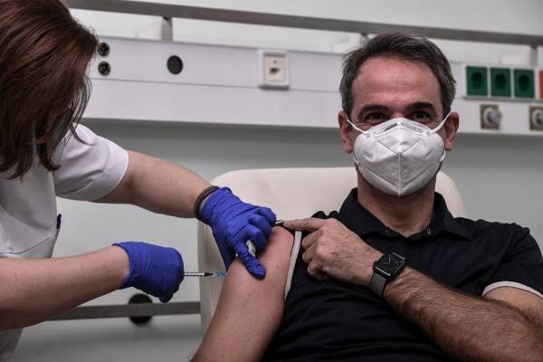 Εμβολιάστηκε ο Κυριάκος Μητσοτάκης: Με το εμβόλιο παίρνουμε πίσω τις ζωές μας