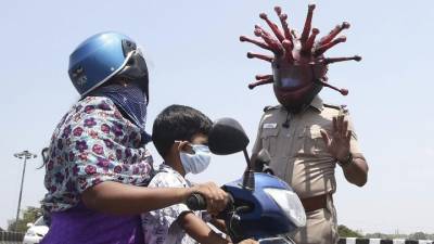 Ινδία: Αστυνομικός ντυμένος «κορονοϊός» επιβάλλει την καραντίνα