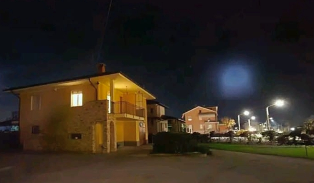 Ιταλία: Μυστηριώδες φωτοστέφανο εμφανίστηκε στον ουρανό - Πώς μπορεί να συνδέεται με τον Ελον Μασκ